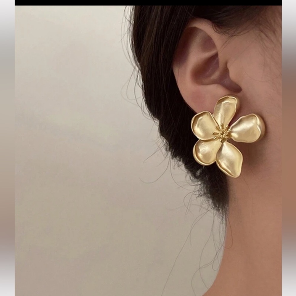 Gold or Red flower stud earrings - Picture 3 of 5